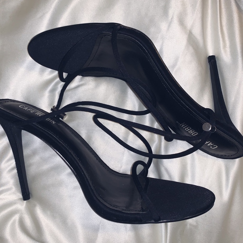 BRAND NEW black cushioned heels @laurasboutique